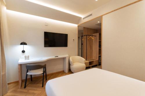 Double or Twin Room image 10