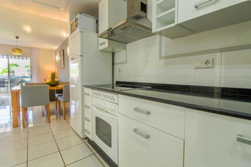 ห้องครัว, Apartamento Casa del Sol- La Calma-Playa Flamenca-4 swimming pools-private parking place in ปุนตา ปรีมา