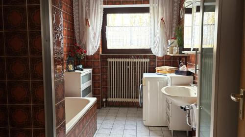 浴室, Großzügige Wohnung mit Terrasse und Gartenzugang - das komplette Erdgeschoß (Großzugige Wohnung mit Terrasse und Gartenzugang - das komplette Erdgeschoß) in 賓德拉赫