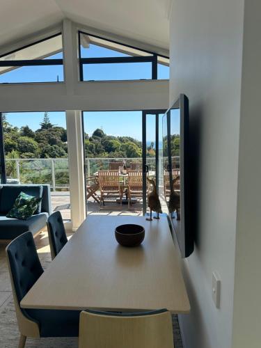 Shared lounge/TV area, Palm Breeze Seaview 95m Apartment -privately owned & managed- Waiheke Island Resort in Waiheke Island