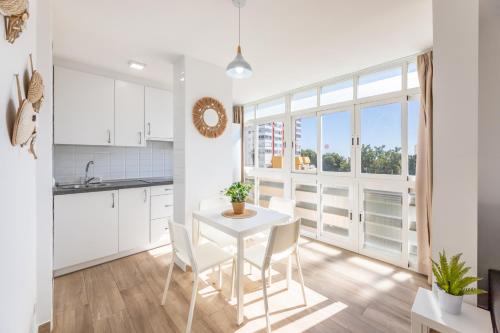 One-Bedroom Apartment with Sea View image 4