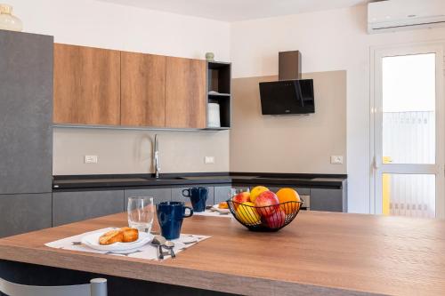 GuestHost - Livorno Modern Apartment with Balcony!