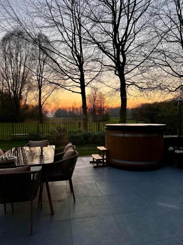 Garden, Landhuisje ter Heide - charming cottage with hottub in De Moer