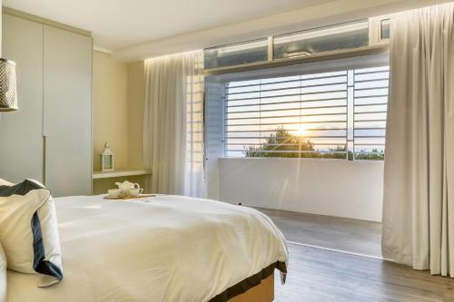 Two Views Villa - 8 Bedrooms, Camps Bay, Ocean Views, Pools