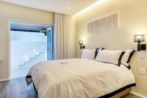 Two Views Villa - 8 Bedrooms, Camps Bay, Ocean Views, Pools