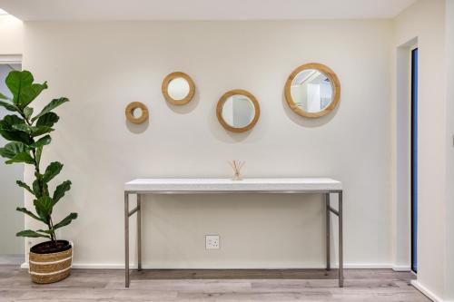 Two Views Villa - 8 Bedrooms, Camps Bay, Ocean Views, Pools