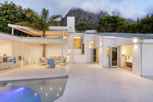 Two Views Villa - 8 Bedrooms, Camps Bay, Ocean Views, Pools