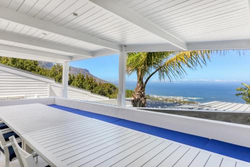 Two Views Villa - 8 Bedrooms, Camps Bay, Ocean Views, Pools
