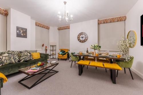 Luxury 1 Bedroom Iconic Harley Street Lower Ground 1HS, Londyn