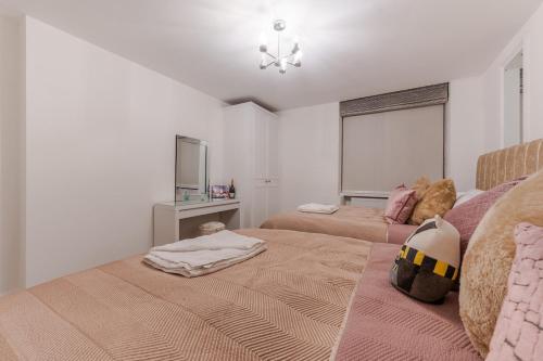 Luxury 1 Bedroom Iconic Harley Street Lower Ground 1HS - image 9
