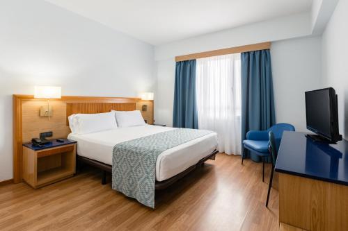 Double or Twin Room image 5