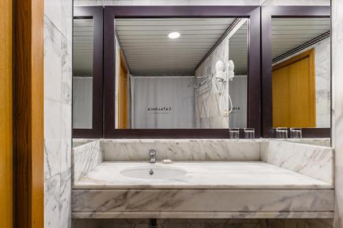 Double or Twin Room with Balcony and Sea View image 4