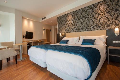 3 twin beds