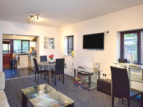 Exterior view, South Lodge Cottage in Worthington