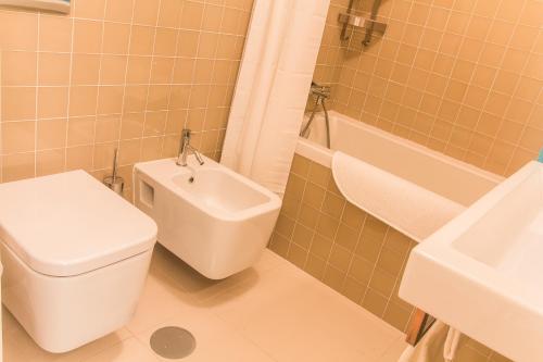 BmyGuest - Cardosas Stylish Apartment - image 14