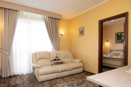 1 queen bed, 1 sofa bed