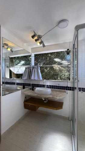 ห้องน้ำ, Chale Jabuticabeira com Wi-Fi e vista para o mar in หาดปอร์ติงโย