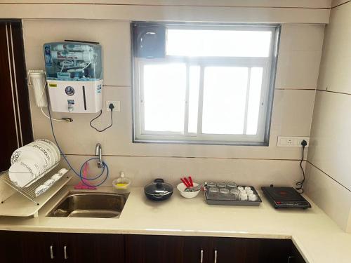 keuken, Anahat Host All Shuttler 2BHK 2 Bed AC Appartment in Sadguru Nagar