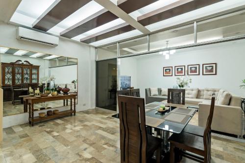 Modern 4BR House with Billiards,KTV,WIFI,Netflix-10mins from Robinson Mall, Манила
