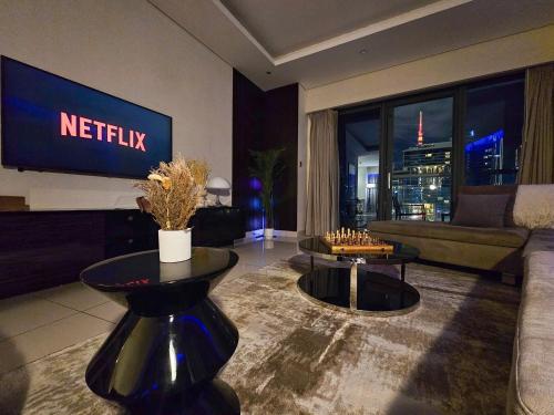 NEW! HollywoodDXB Burj Khalifa View - 6Min To Dubai Mall, Dubai