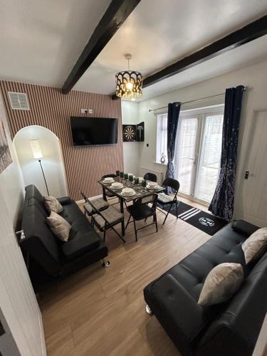 Gravelly House M6 J6 Star City HS2 NEC Airport - A Spacious Best-in-Class 6 Bedroom House in Birmingham Perfect for Large Groups, Corporate & Contractors and for Long Term Stays