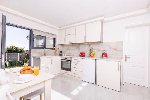 AD HOMES - main image