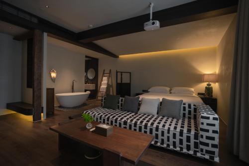 Budget Double Room image 8