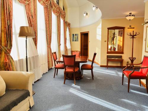 Queen Suite with Spa Bath image 2