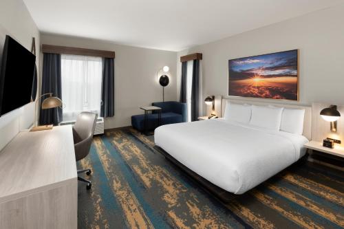 La Quinta Inn & Suites by Wyndham DeSoto in Desoto