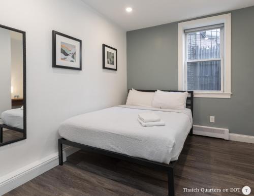 Quarters on DOT by Thatch Room Type - Queen Room with Shared Bathroom 103