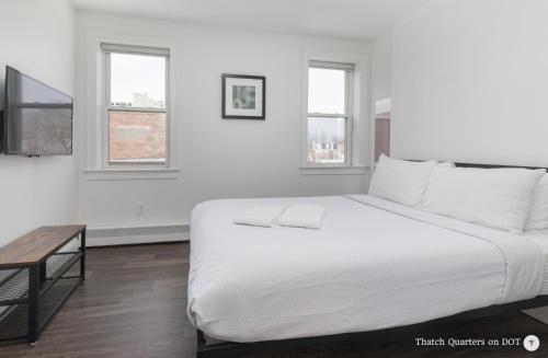 Quarters on DOT by Thatch Room Type - Queen Room with Shared Bathroom 301