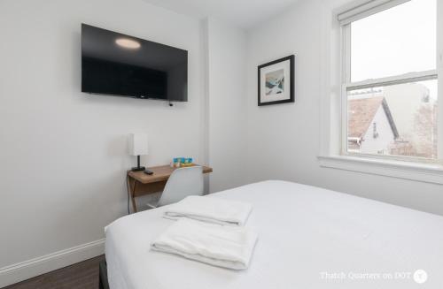 Quarters on DOT by Thatch Room Type - Queen Room with Shared Bathroom 302