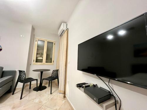 One-Bedroom Apartment image 9