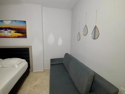 One-Bedroom Apartment image 2