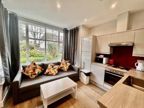 Upminster Bridge Station Excel House - image 3