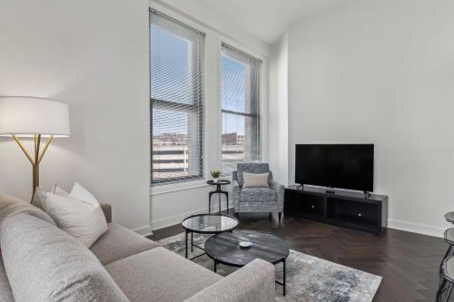Placemakr Downtown Pittsburgh at The Pennsylvanian - image 6