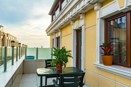 Camera quadrupla, balcone