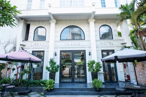 Entrance, The Alcove Library Hotel near Hoang Van Thu Street