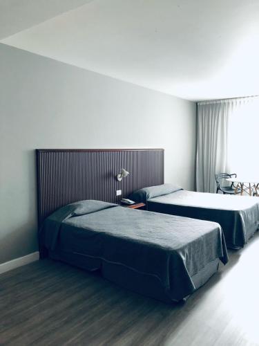 1 queen bed, 1 double bed
