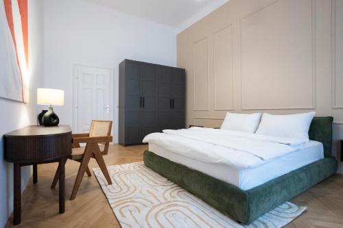 Elegant 2BR Apt near Parliament, Self 24h Check-in, Vienna
