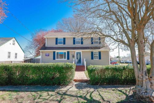 Sojourn Spacious Family Retreat with Fenced Backyard