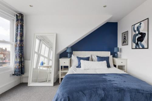 Modern 3BR in Central London, Huge Terrace & Sleeps 10, Londyn