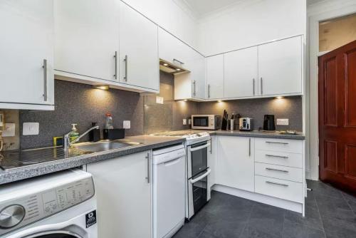 Cheerful 1 Bedroom Homely Apartment, Sleeps 4 Guest Comfy, 1 x Double Bed, 1 x Sofa Bed, Parking, Free WiFi, Suitable For Business, Leisure Guest,Glasgow, Glasgow West End, Near City Centre, Glasgow (photo 6)
