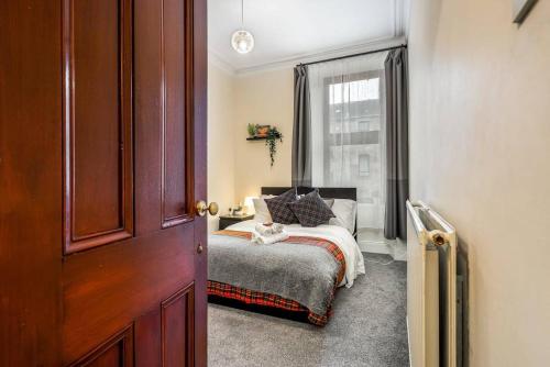Cheerful 1 Bedroom Homely Apartment, Sleeps 4 Guest Comfy, 1 x Double Bed, 1 x Sofa Bed, Parking, Free WiFi, Suitable For Business, Leisure Guest,Glasgow, Glasgow West End, Near City Centre, Glasgow (photo 7)