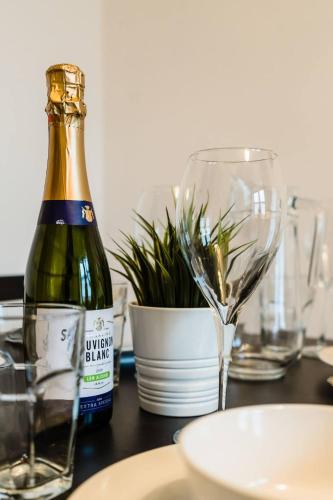 Cheerful 1 Bedroom Homely Apartment, Sleeps 4 Guest Comfy, 1 x Double Bed, 1 x Sofa Bed, Parking, Free WiFi, Suitable For Business, Leisure Guest,Glasgow, Glasgow West End, Near City Centre, Glasgow (photo 9)