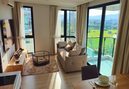 . Stylish Apartment with Workspace 10 Minutes from the Beach for min 30 Day Stays