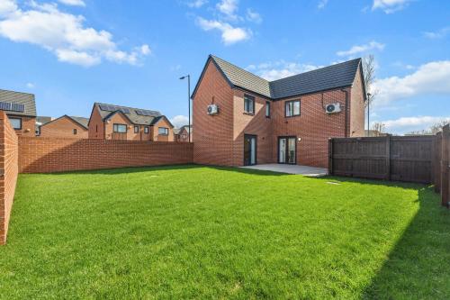 Large Family House with free parking - 3 bedrooms 6 beds, Manchester (photo 7)