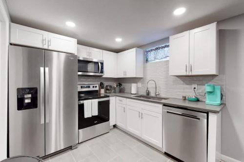 Bright basement unit with large yard and sunroom, Denver