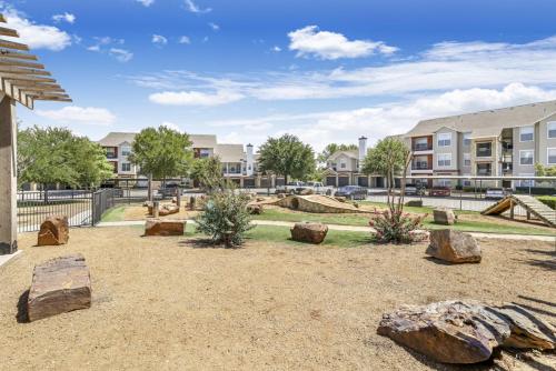 Stay 2BR 2BA Pool Access in Haltom