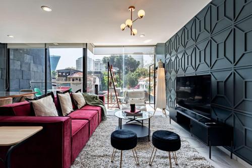 Bright Stylish Retreat w/ Private Balcony & WiFi - image 5